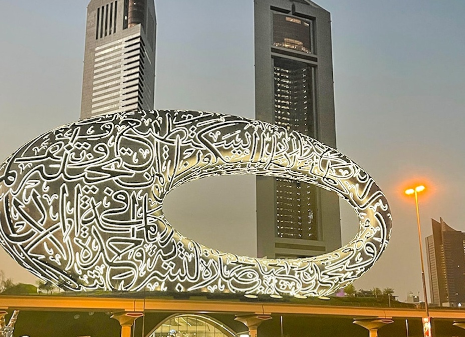 Лети в будущее с Emirates: обзор передовых технологий и роскошного комфорта в новых самолетах